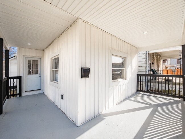 Building Photo - 522 Kelton Ave