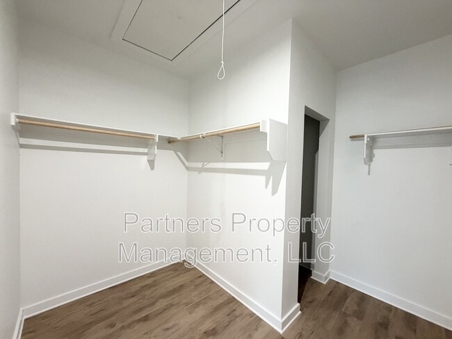 Building Photo - 537 S Neon Ave