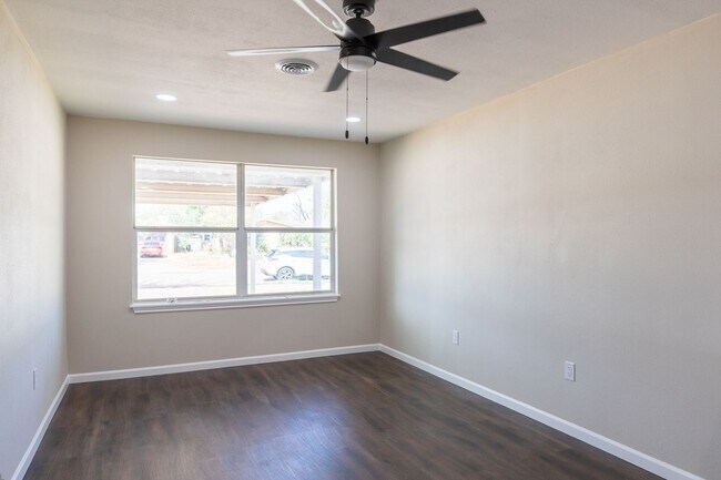 Building Photo - 633 S La Salle Dr