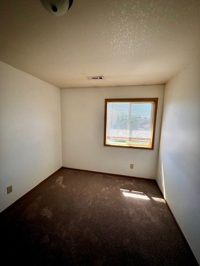 Building Photo - 3 Bedroom 1.5 Bathroom 4plex