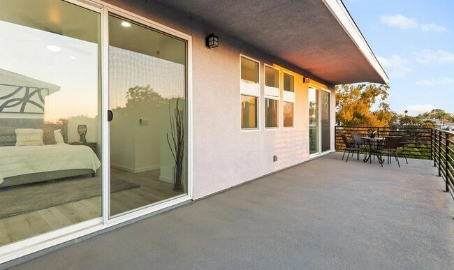 Building Photo - Modern 2 Bed, 2 Bath Bay Park Gem with Exp...