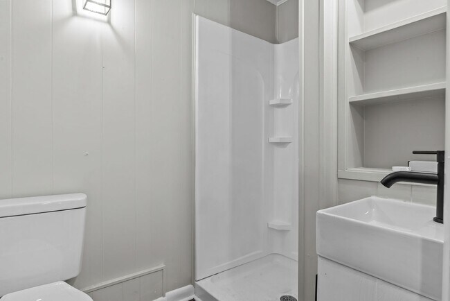 Building Photo - Charming Weatherly Woods Home with In-Law ...