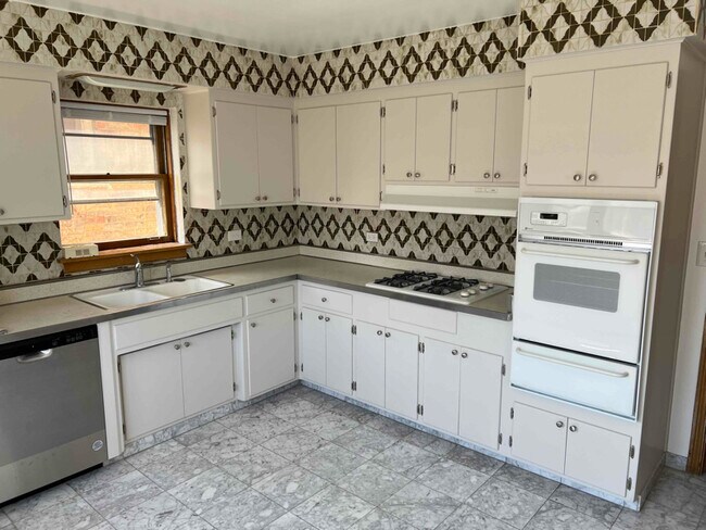 Building Photo - 5807 W Addison St