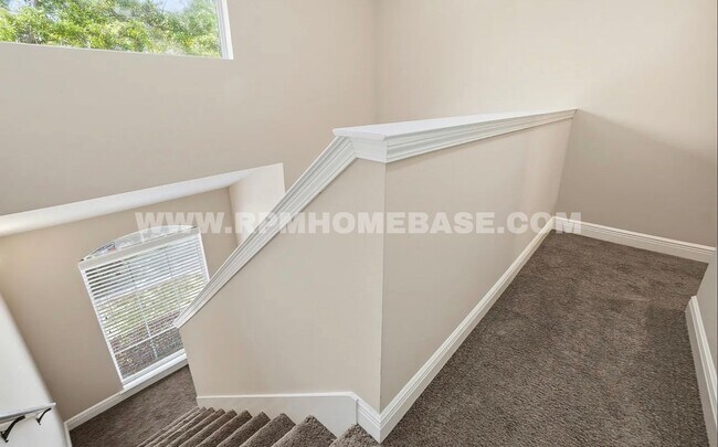 Building Photo - Contemporary 3 Bed 3 Bath Townhome Just 4 Miles from Navarre Beach