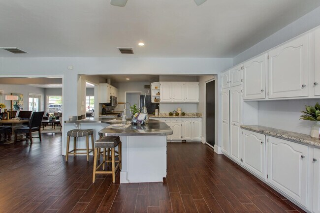 Building Photo - 510 E Belmont Ave