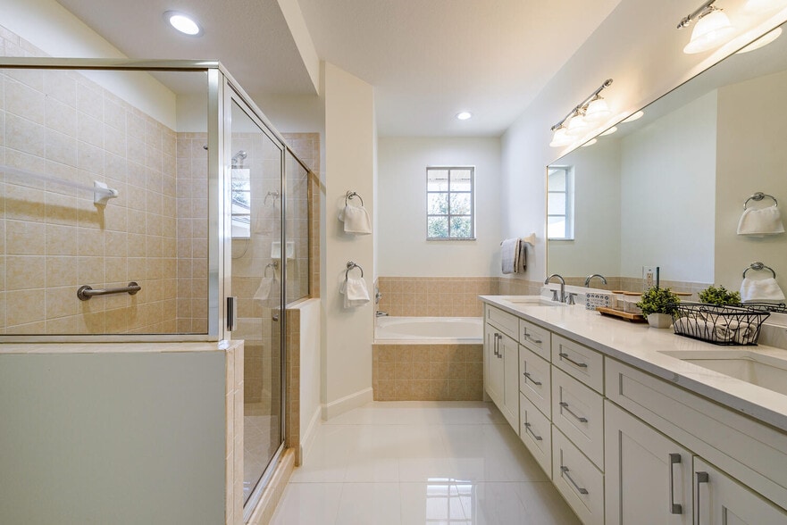 Master Bath - 7123 Blue Juniper Ct