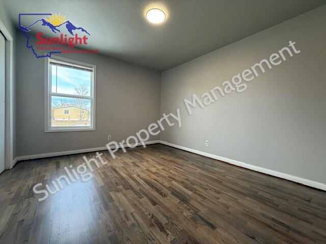 Building Photo - 2 Bed 1 Bath Apartment