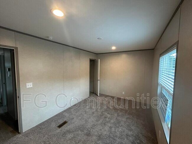 Building Photo - 129 Sides Meadow Dr