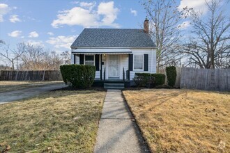 Building Photo - 3 Bedroom Bungalow - West Side