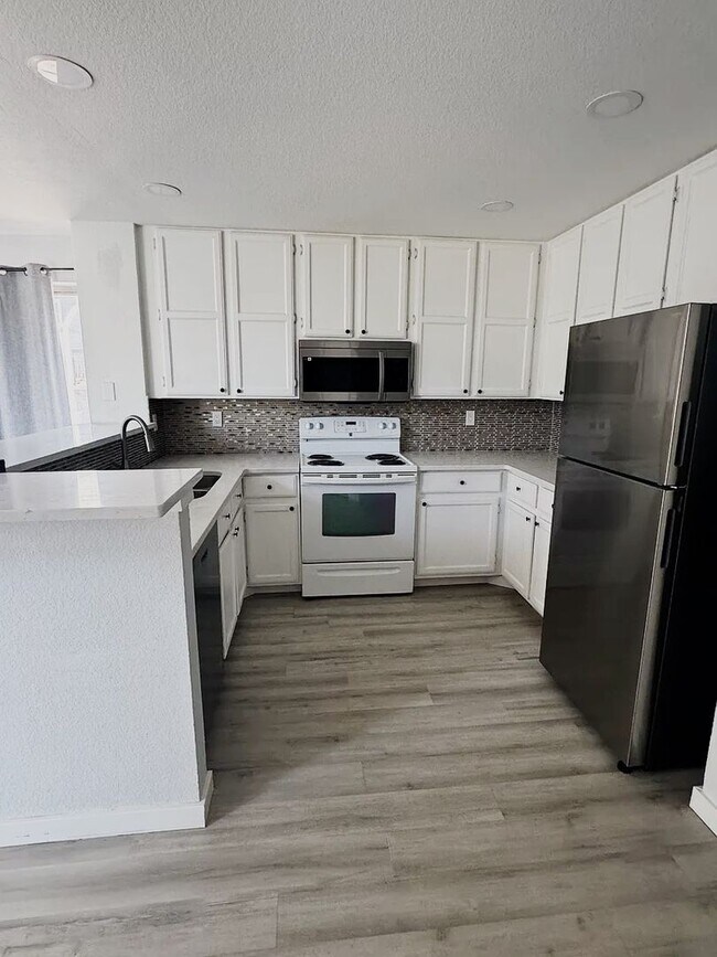 Building Photo - Spacious 3 Bedroom Home with Vaulted Ceilings & Fireplace