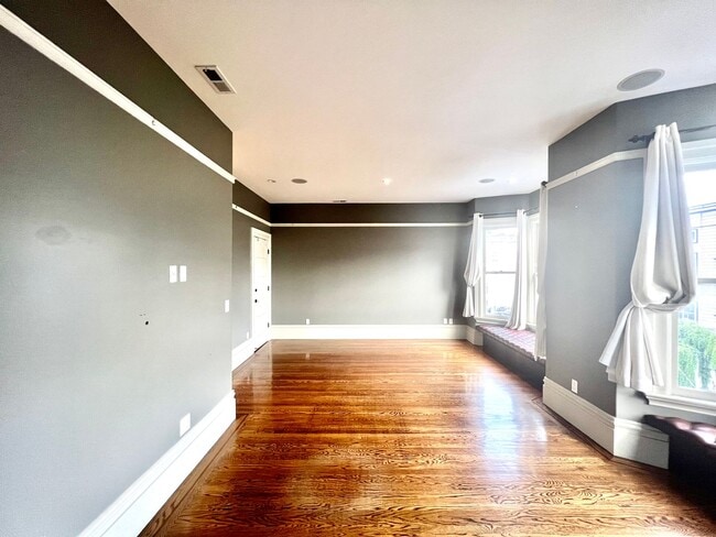 Building Photo - Welcome to North Beach! Premier 1 bed/ 2 B...