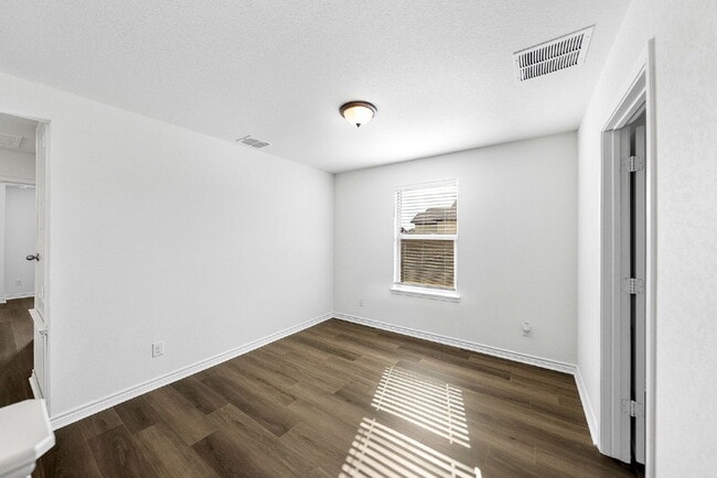 Building Photo - 1 Month Free Rent with 18mo Lease!!!!