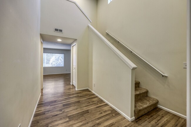 Building Photo - MOVE IN READY! 4 bed plus den - easy I-5 a...