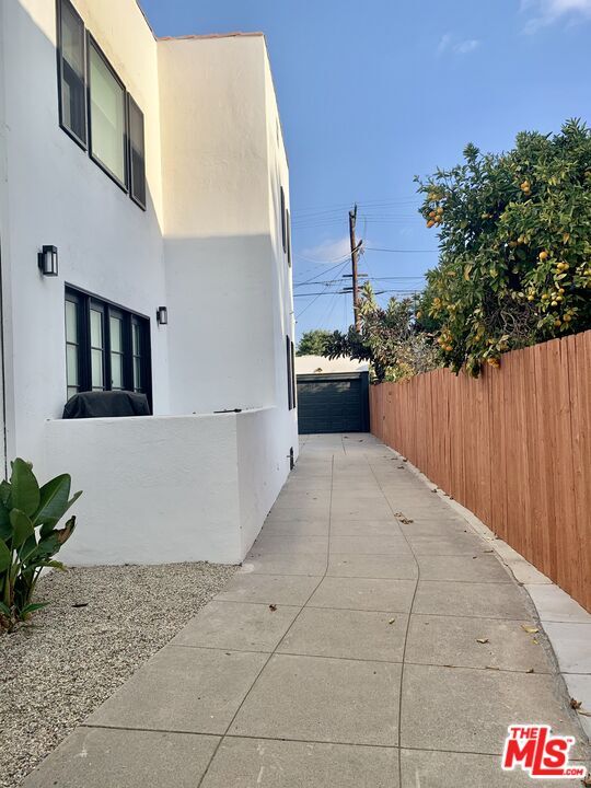 Building Photo - 1180 S Tremaine Ave