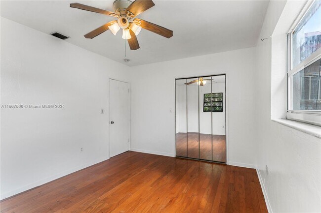 Building Photo - 560 NE 158th St