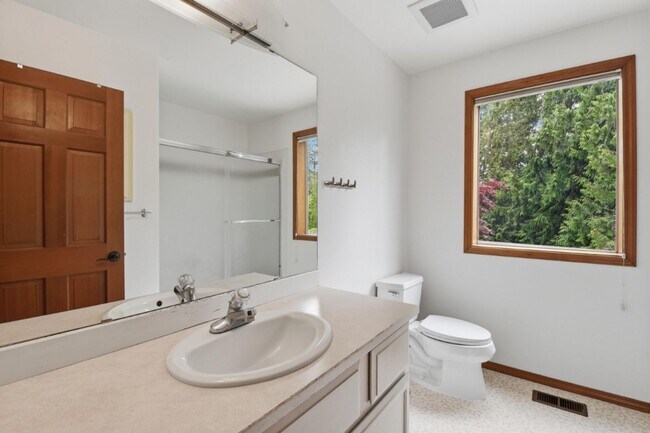 Building Photo - 4Bd/3.5Ba Sammamish Home