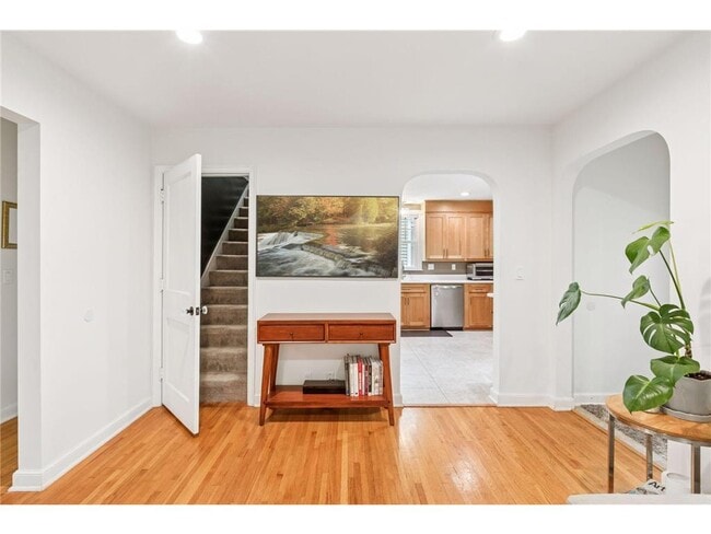 Building Photo - 3040 Hampshire Ave S