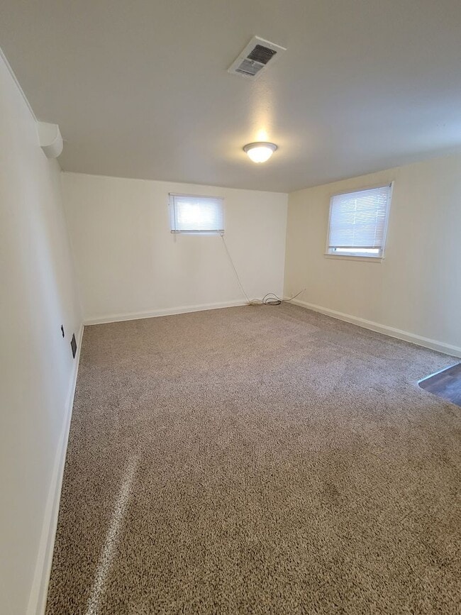 Building Photo - $1195 - 1BR/1BA Pet Friendly Duplex Near G...