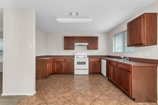 Building Photo - 2152 Laughlin Rd