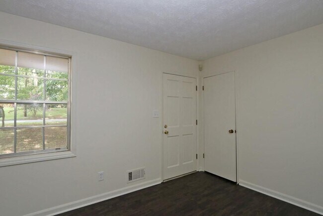 Building Photo - 4215 Fawn Ln SE