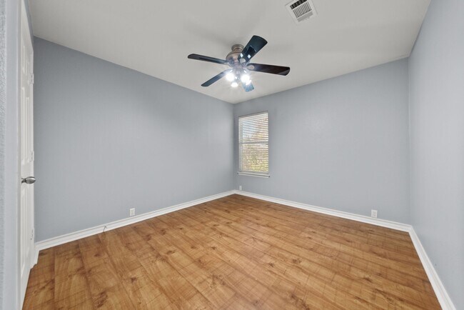 Building Photo - Amazing Pool. stunning 5bed, 3bath, 3Car G...