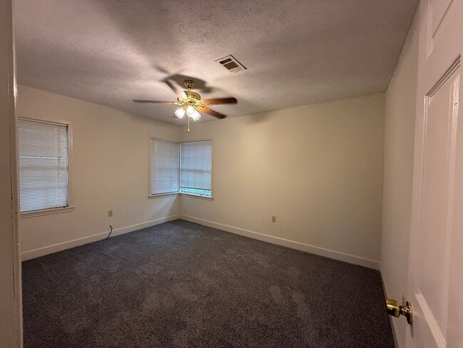 Building Photo - 1164/1166 Raymond Road Duplex