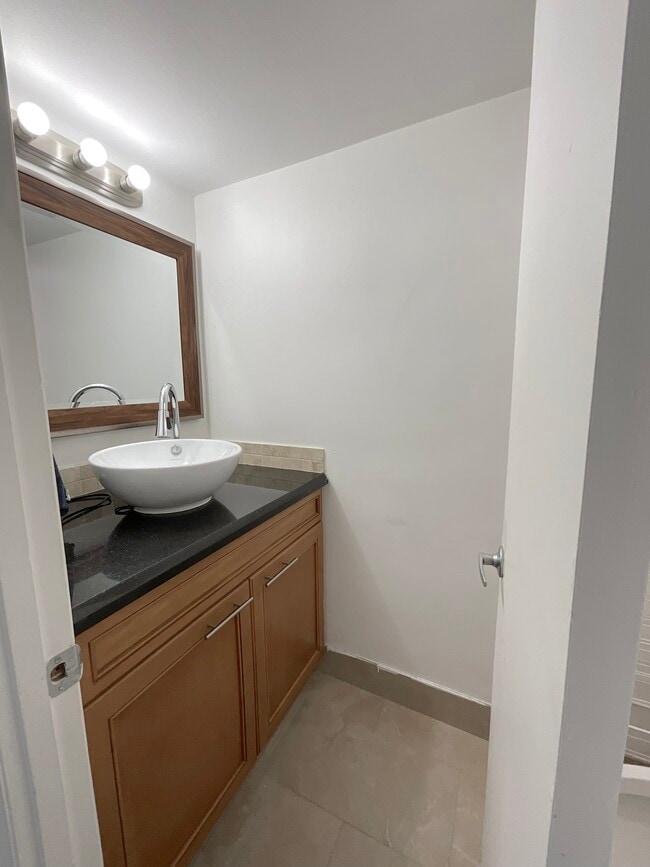 Building Photo - 9800 W Bay Harbor Dr