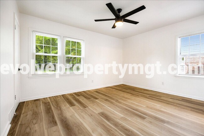 Building Photo - BEAUTIFUL EAST MEMPHIS 4/2!