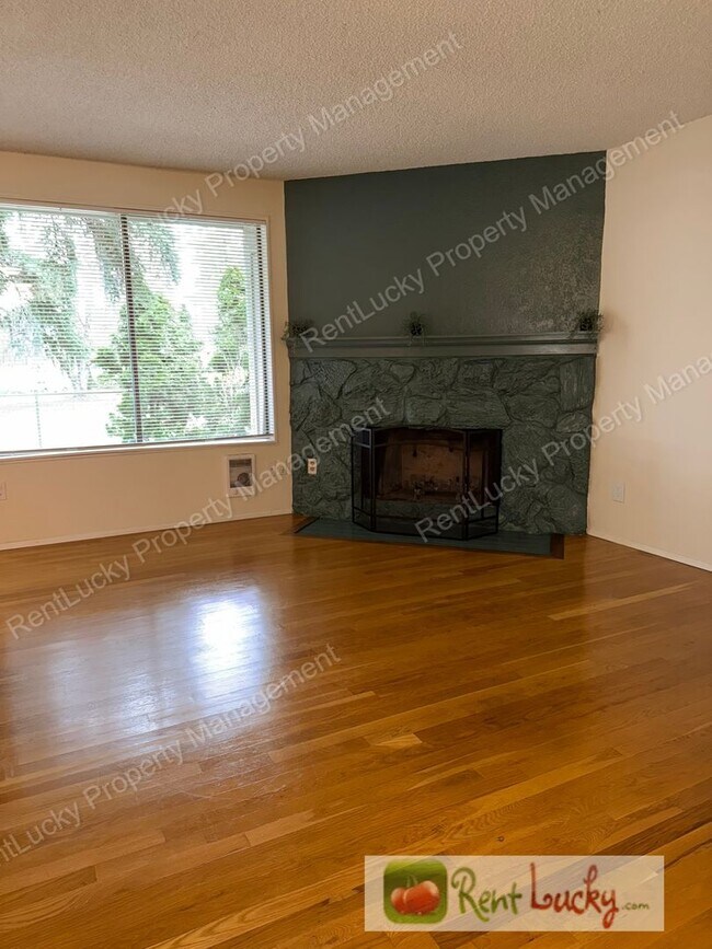 Building Photo - Kirkland Gem! Ground-Floor 1-Bedroom Condo w/2 Parking Spots & Beautiful Fireplace!