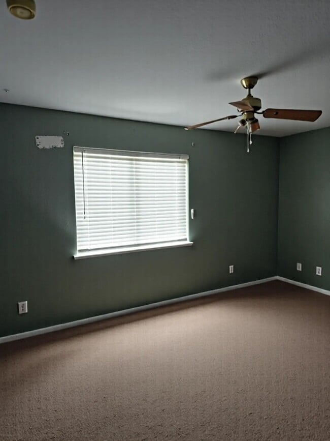 Building Photo - 1015 Green Meadow St