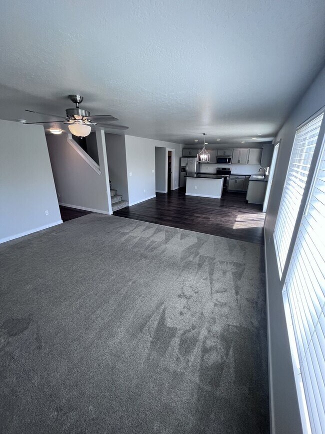 Building Photo - Central Located 4 bed 2.5 bath home