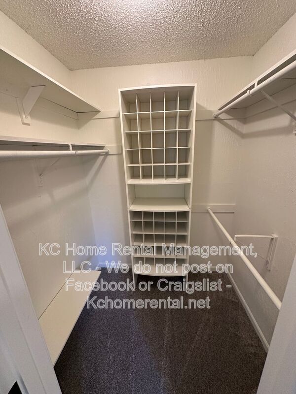 Building Photo - 3870 SW Harbor Dr
