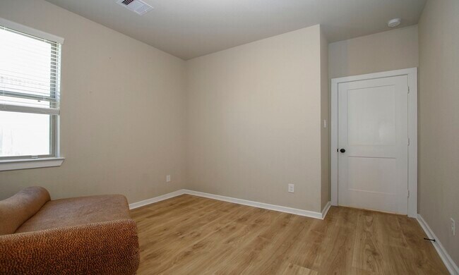 Building Photo - 320 Rise Ln