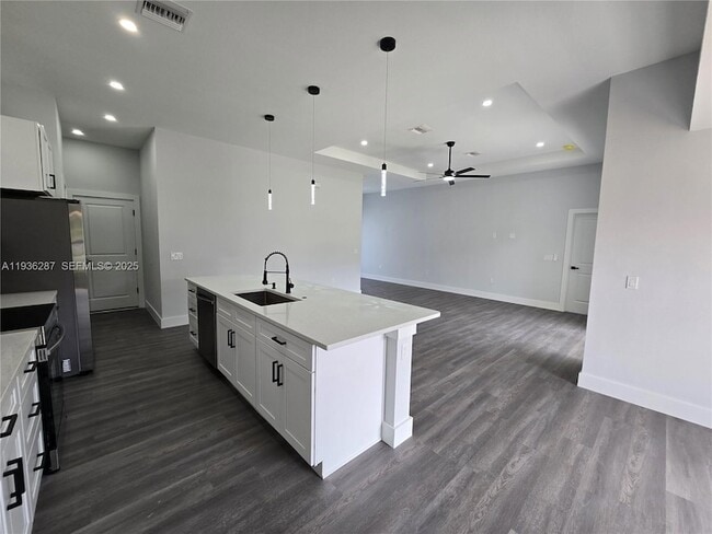 Building Photo - 1605 W 11th St