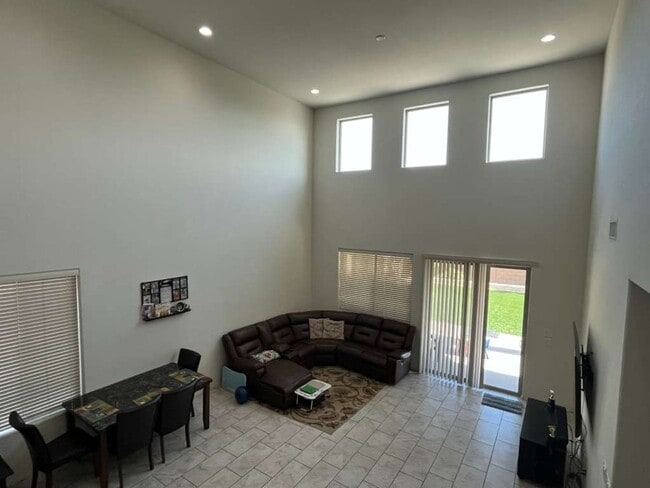 Building Photo - Gorgeous 4 Bed 3.5 Bath Peoria home with EV charging