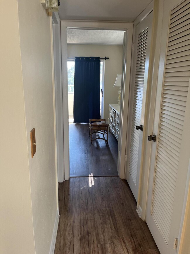 Building Photo - 522 Capri K