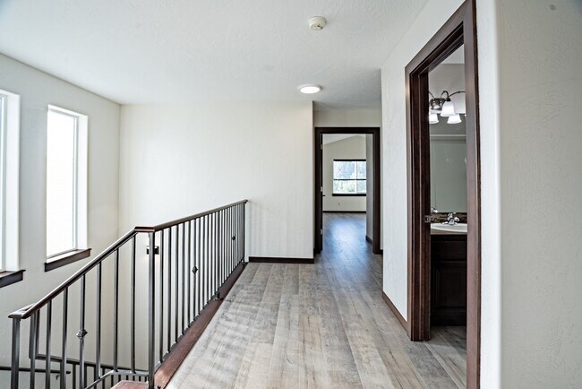 Building Photo - 6649 N Madellaine Dr