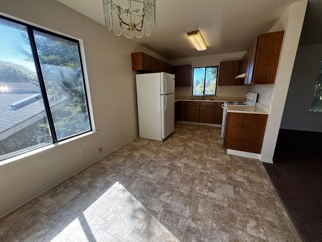 Building Photo - Charming 2 Bedroom 1 Bath Apartment Locate...