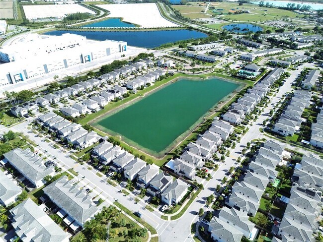 Building Photo - 2636 SE 13th Ct