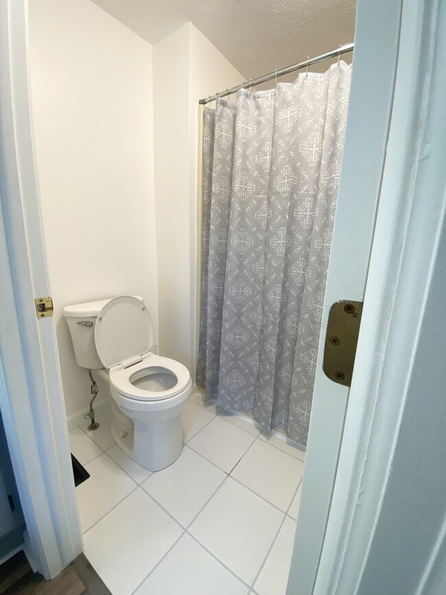 Master Bath - 5053 Hamilton Dr