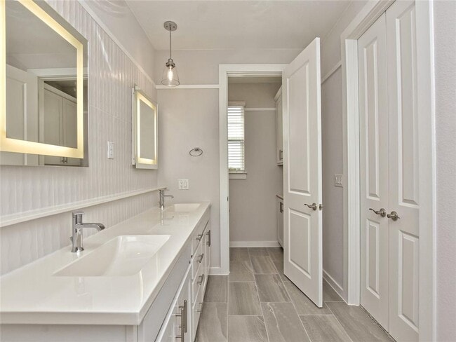 Building Photo - 12001 Vista Parke Dr