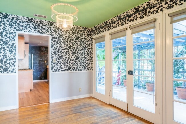 Building Photo - Vibrant 2b2b Franklin Hills / Los Feliz Home - Huge Private Grass  Yard - Central HVAC