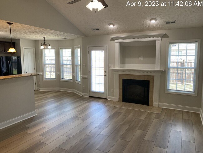 Building Photo - 2126 Queen Elizabeth Ln