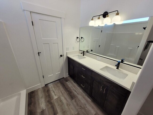 Building Photo - **LEASE TAKEOVER** PLEASE CONTACT CURRENT TENANT: JOEL @ 801-580-1448 - NO DEPOSIT NEEDED, CURREN...