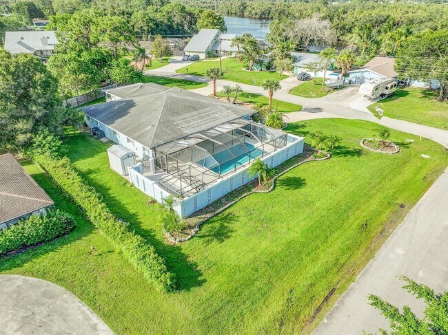 Building Photo - 154 SE Naranja Ave