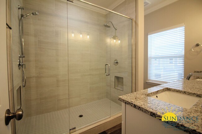 Building Photo - Custom Fort Walton Beach Townhouse in Gated Community!