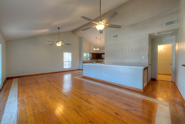 Building Photo - 93 Lakeview Village