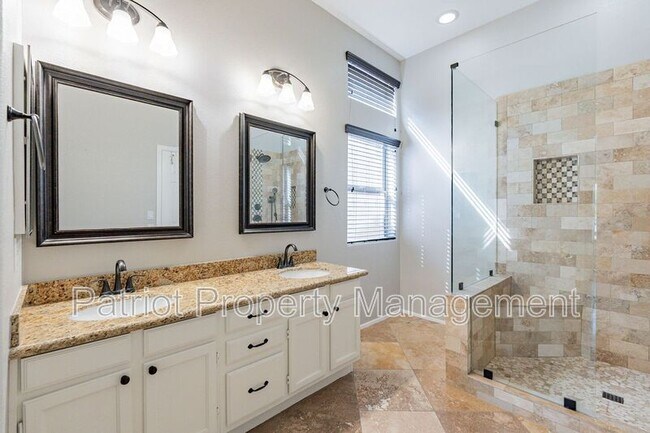 Building Photo - 4704 E Villa Maria Dr