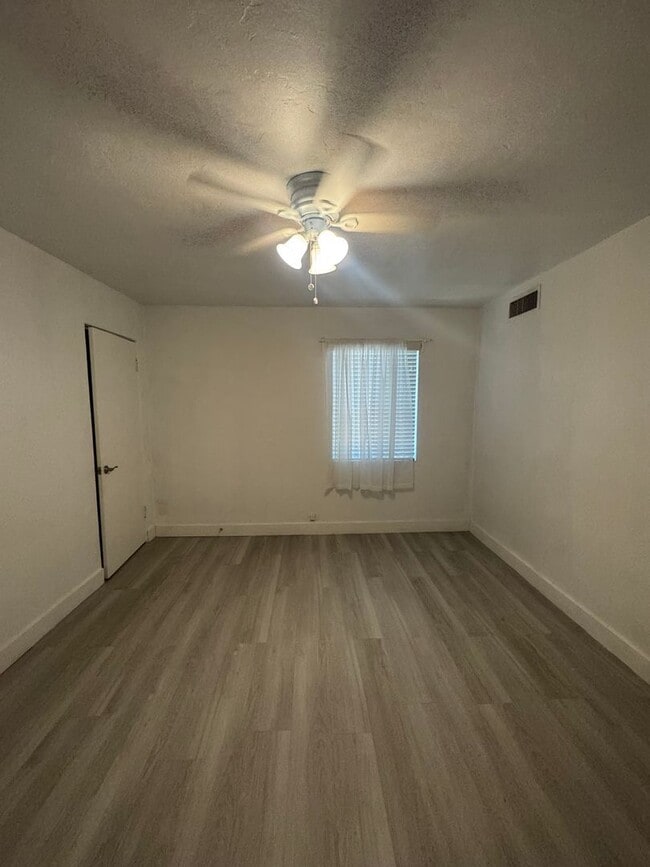 Building Photo - 2225 W Whitton Ave