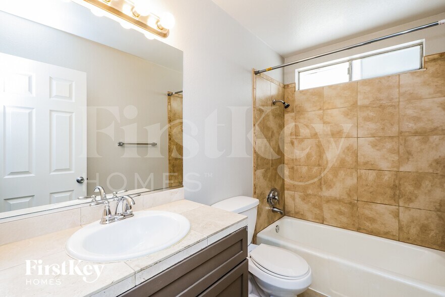 Building Photo - 5642 Clydesdale St